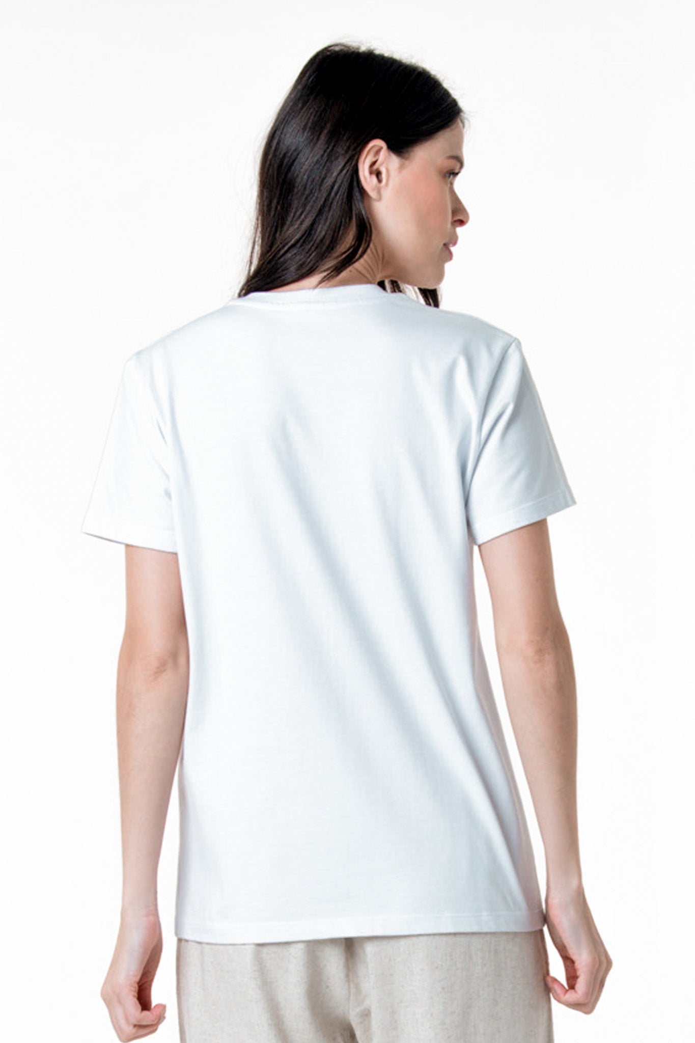 Camiseta Branca de Algodão Orgânico Bordada com Arara