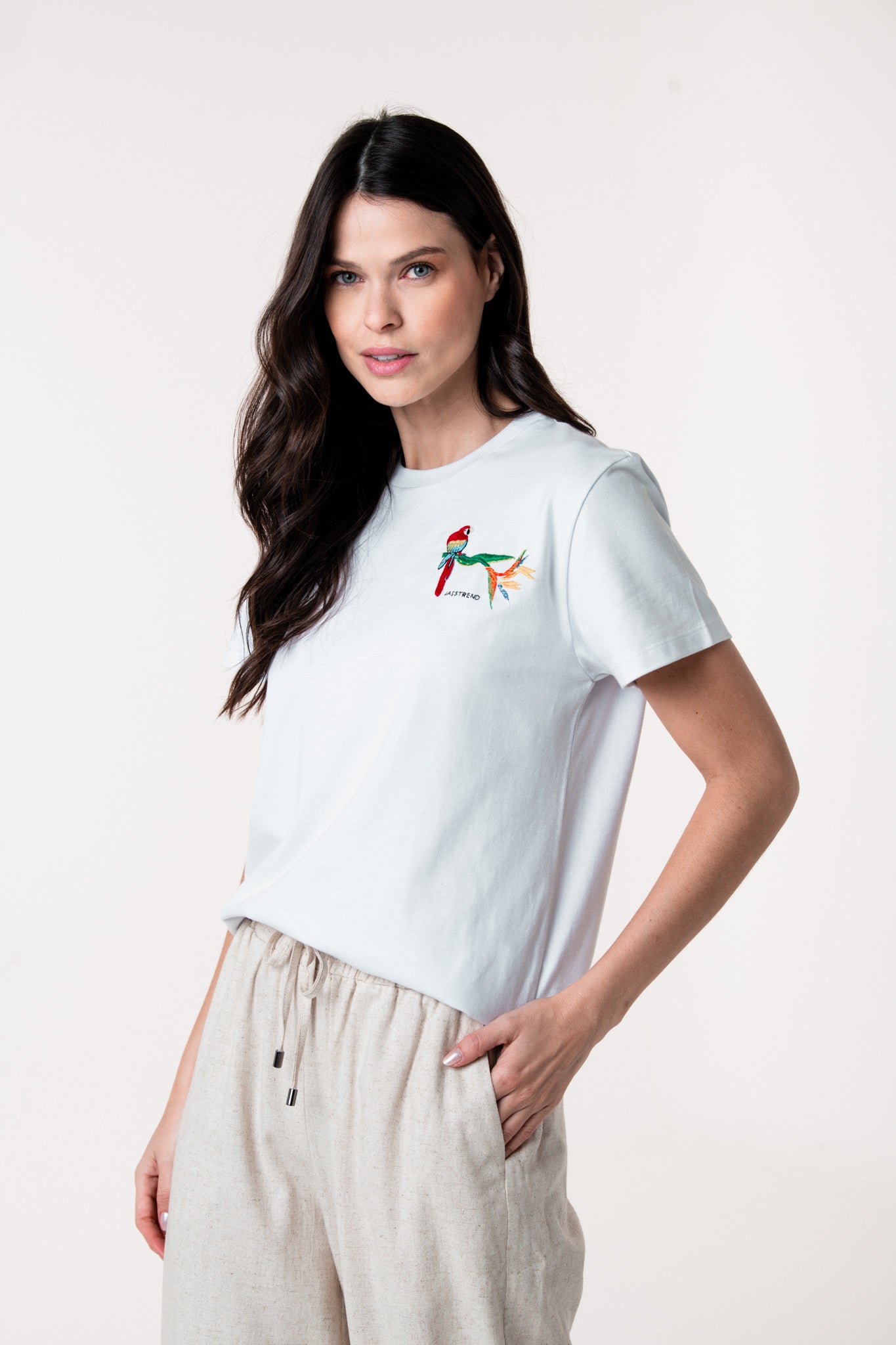 Camiseta Branca de Algodão Orgânico Bordada com Arara