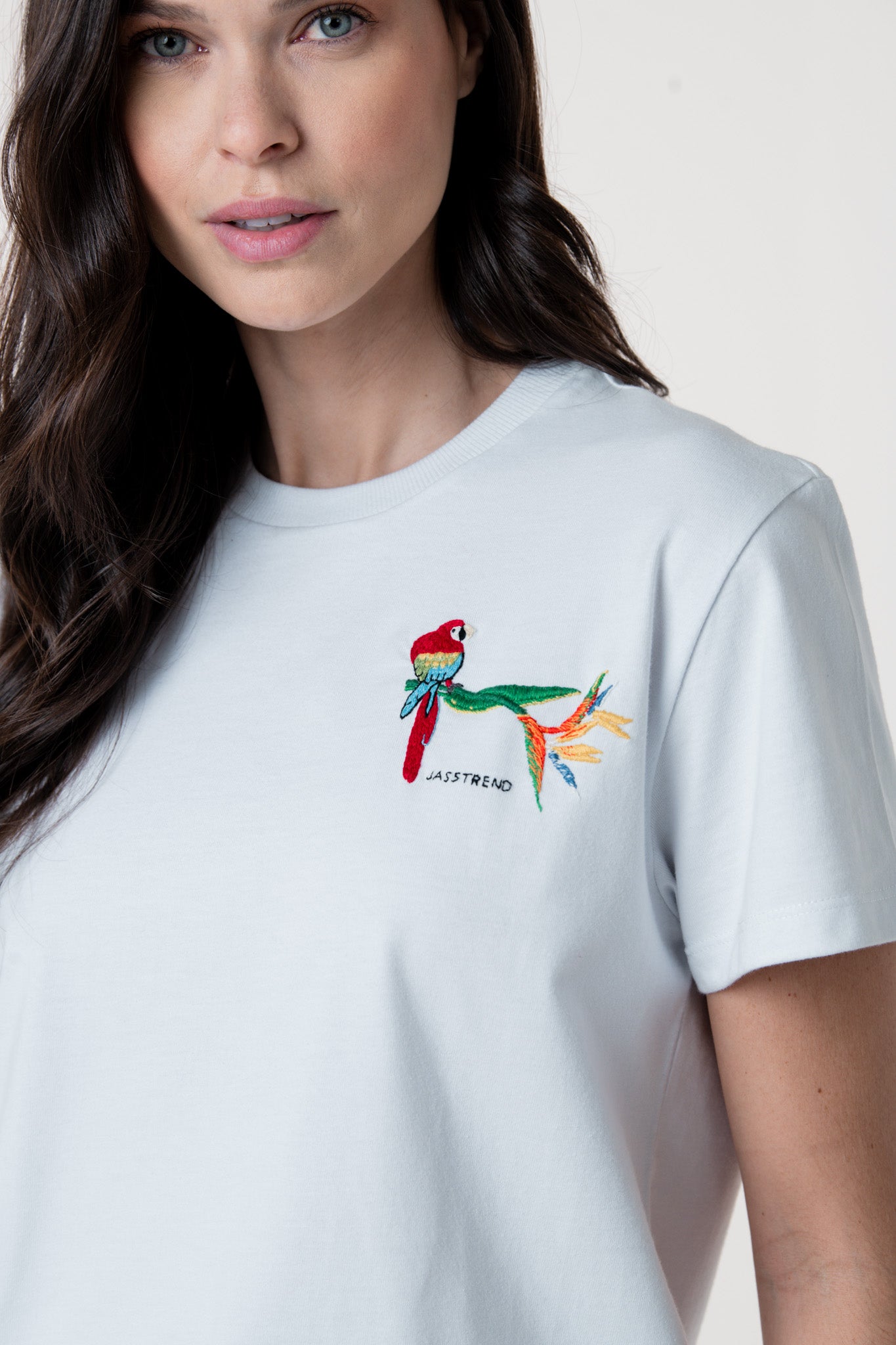Camiseta Branca de Algodão Orgânico Bordada com Arara